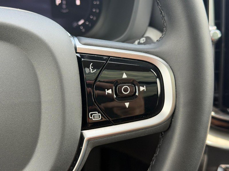 Certified 2025 Volvo XC60 B5 Plus w/ Climate Package AWD/4WD image 18