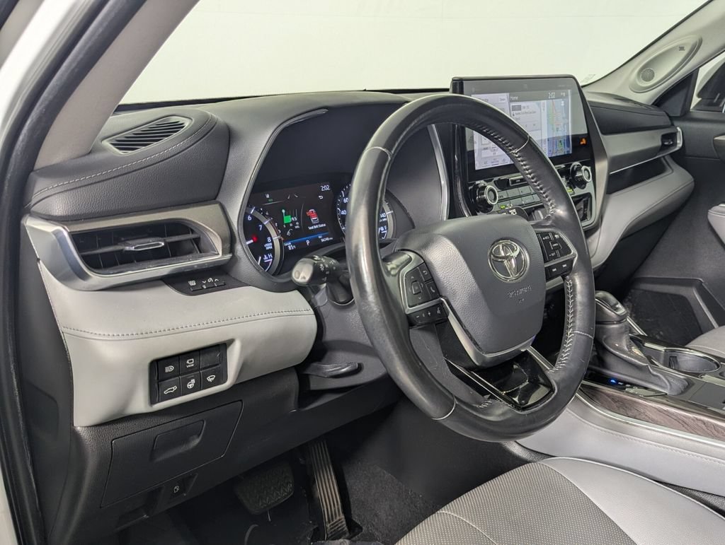 Used 2021 Toyota Highlander Limited FWD image 13