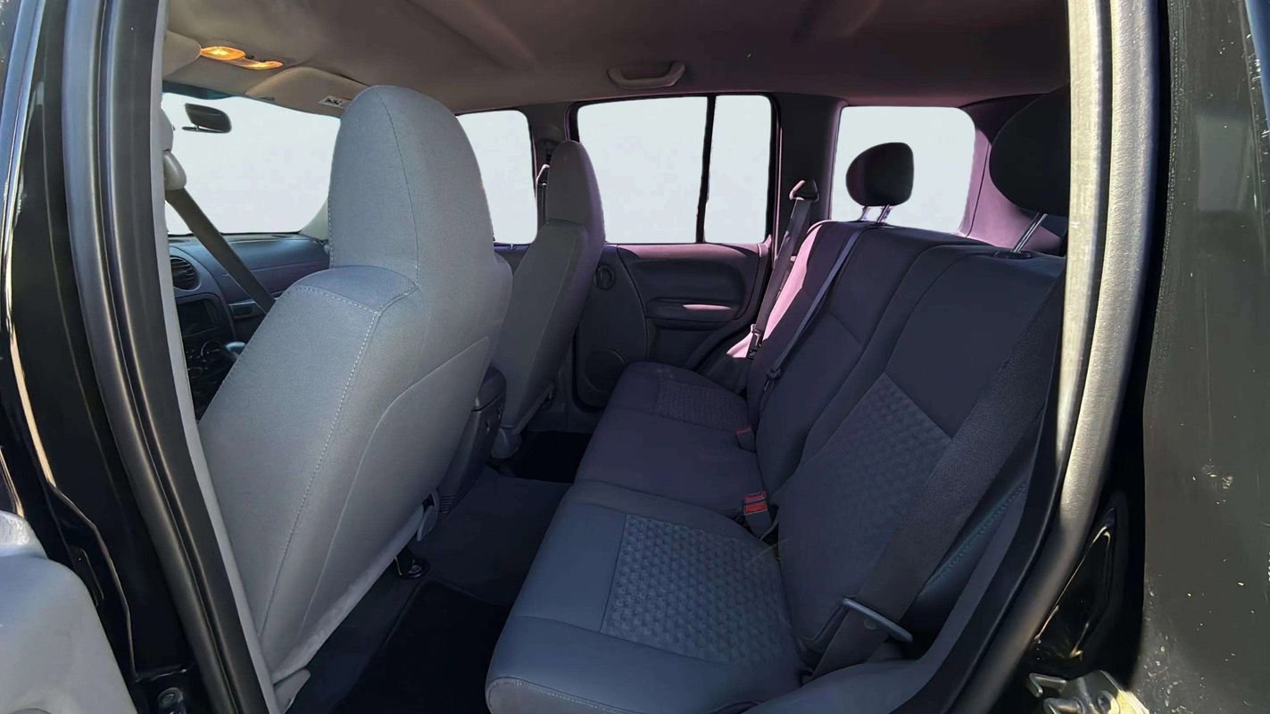 Used 2005 Jeep Liberty Sport image 12