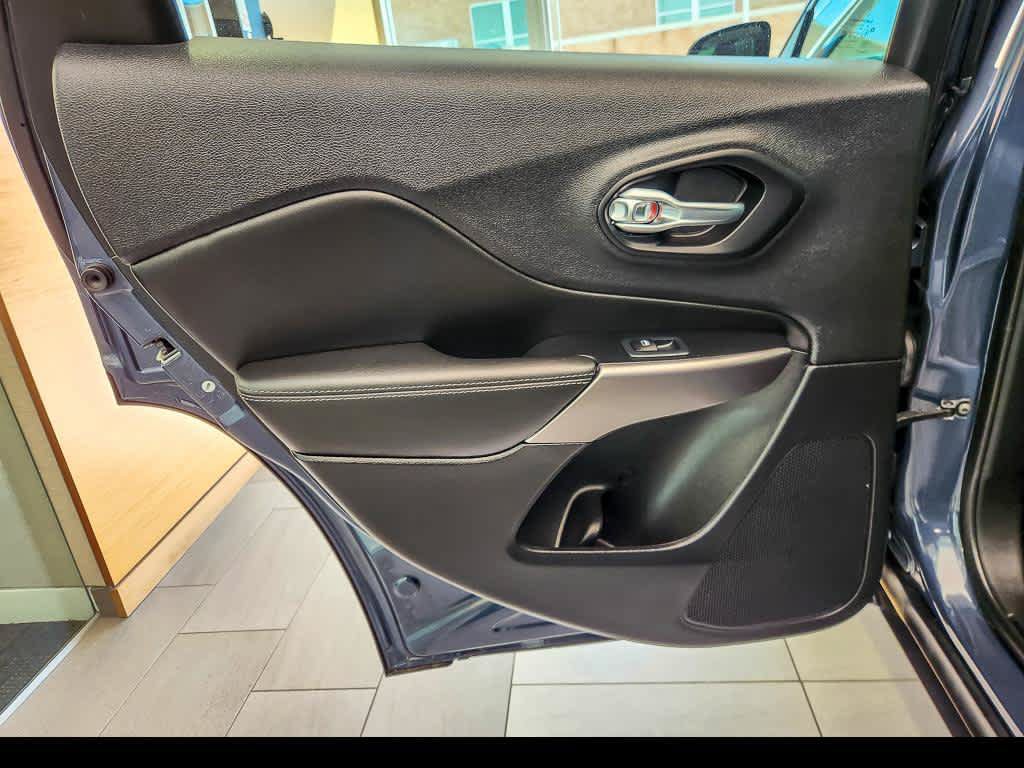 Used 2022 Jeep Cherokee Latitude Lux w/ Mopar Interior Package AWD/4WD image 20