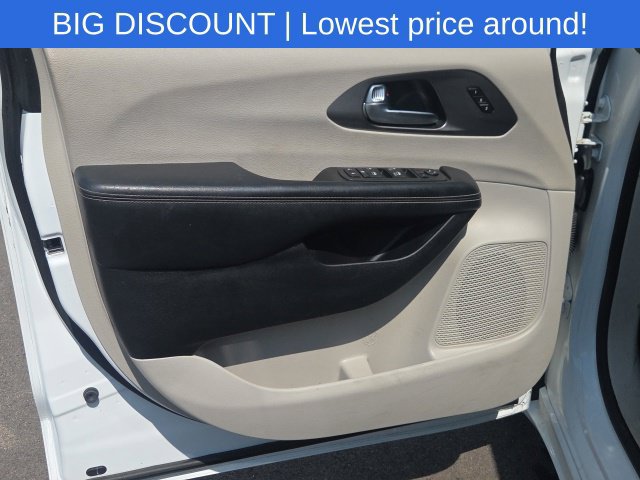 Used 2022 Chrysler Pacifica Touring-L FWD image 30