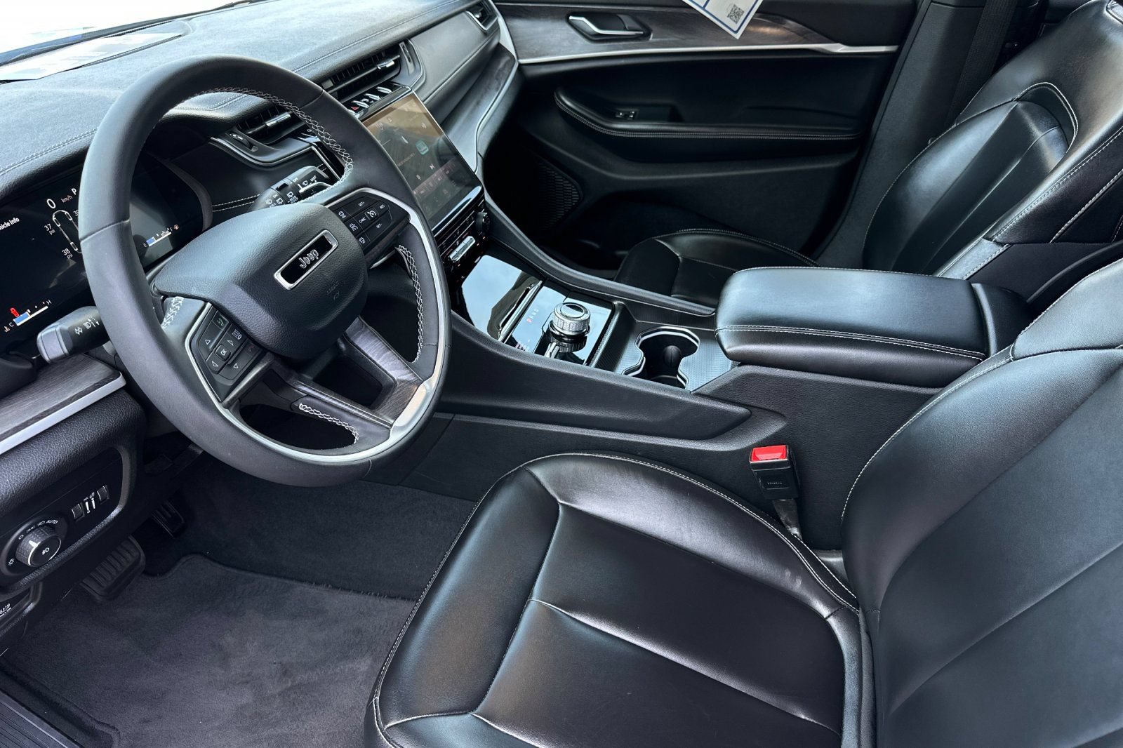 Used 2024 Jeep Grand Cherokee L Limited w/ Black Appearance Package AWD/4WD image 9