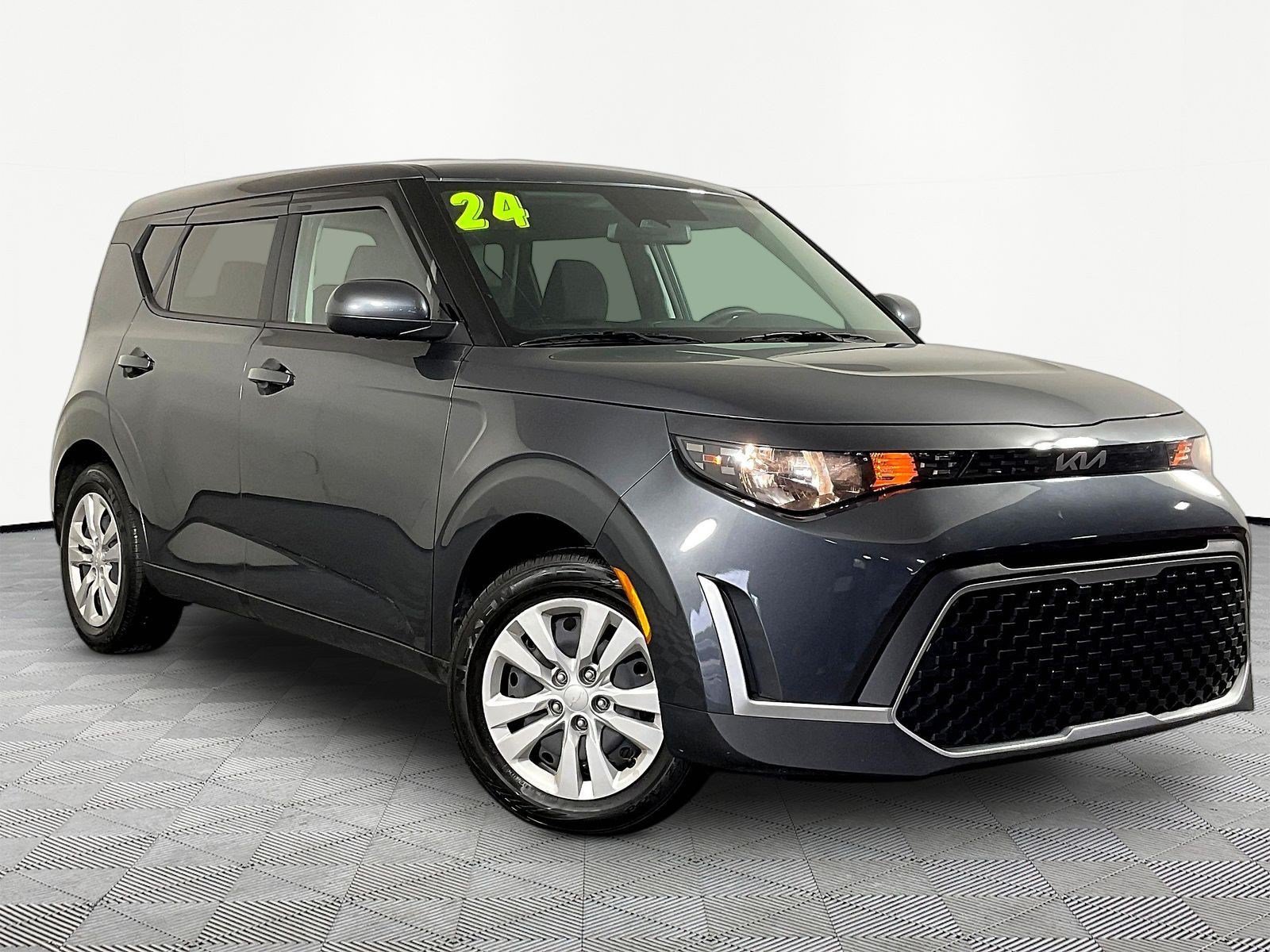 Used 2024 Kia Soul LX FWD image 3