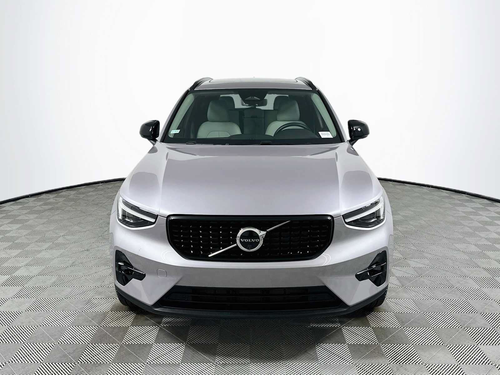 Used 2026 Volvo XC40 B5 Ultra w/ Climate Package AWD/4WD image 2