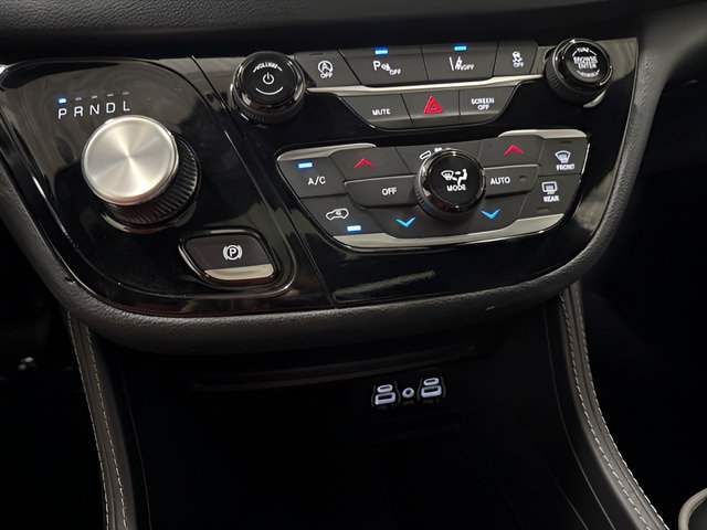Used 2025 Chrysler Pacifica Limited FWD image 26