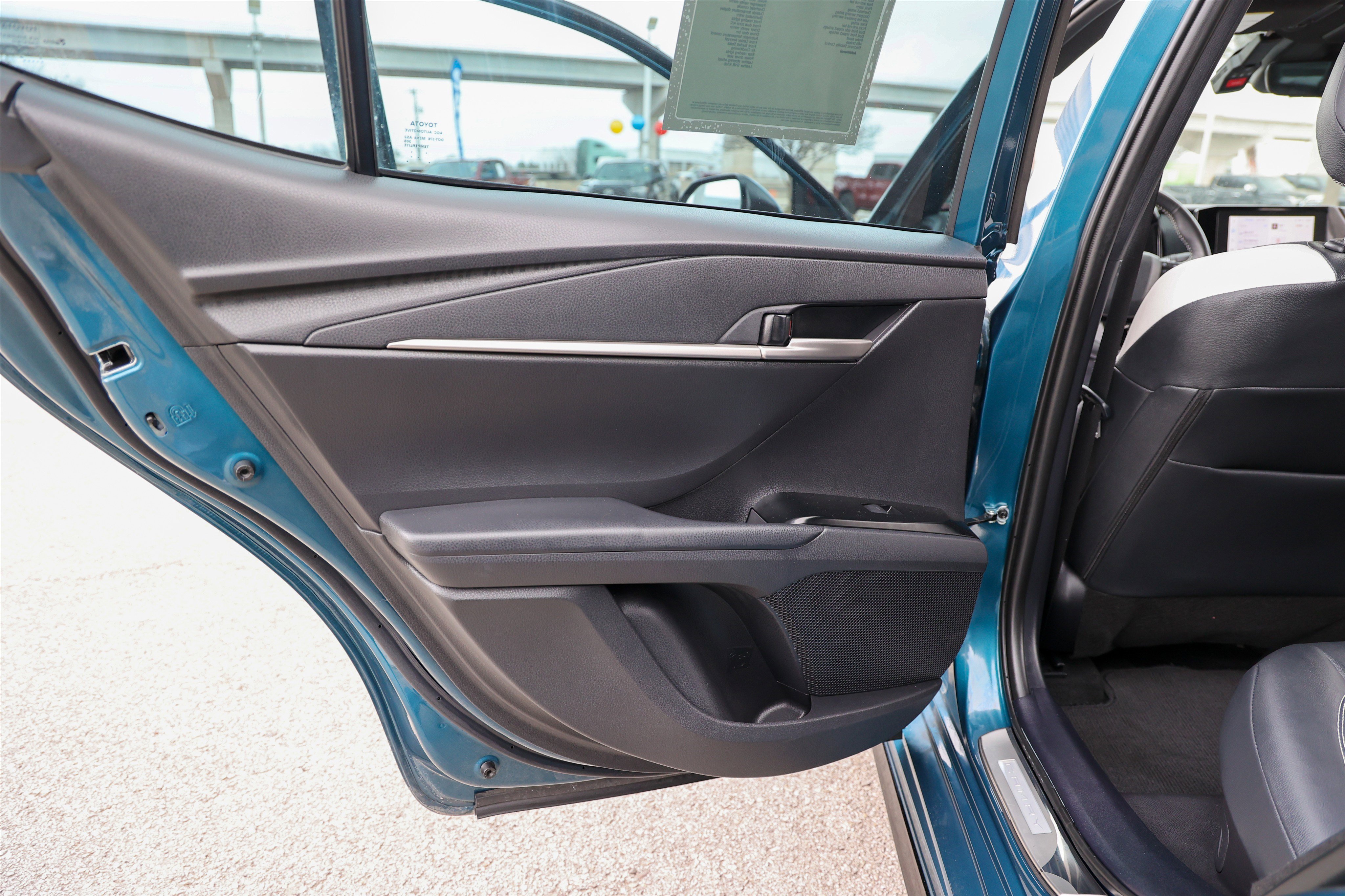 Used 2025 Toyota Camry SE w/ Convenience Package image 39