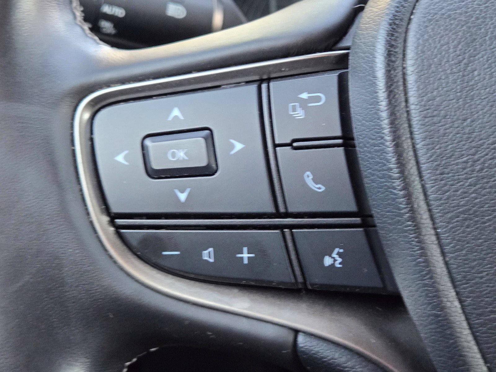 Used 2022 Lexus UX 200 w/ Accessory Package (Z2) FWD image 26