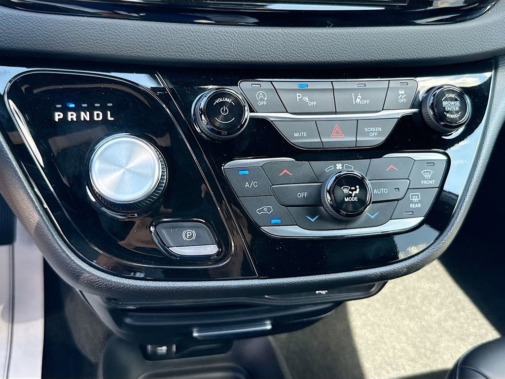 Used 2026 Chrysler Pacifica Select image 17