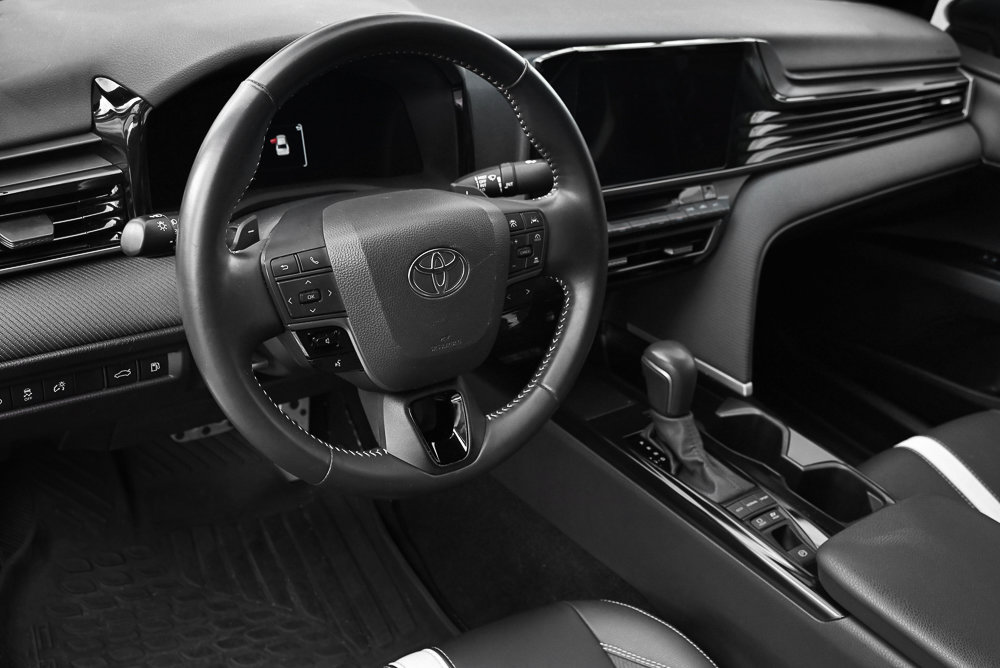 Used 2025 Toyota Camry SE w/ Convenience Package FWD image 9