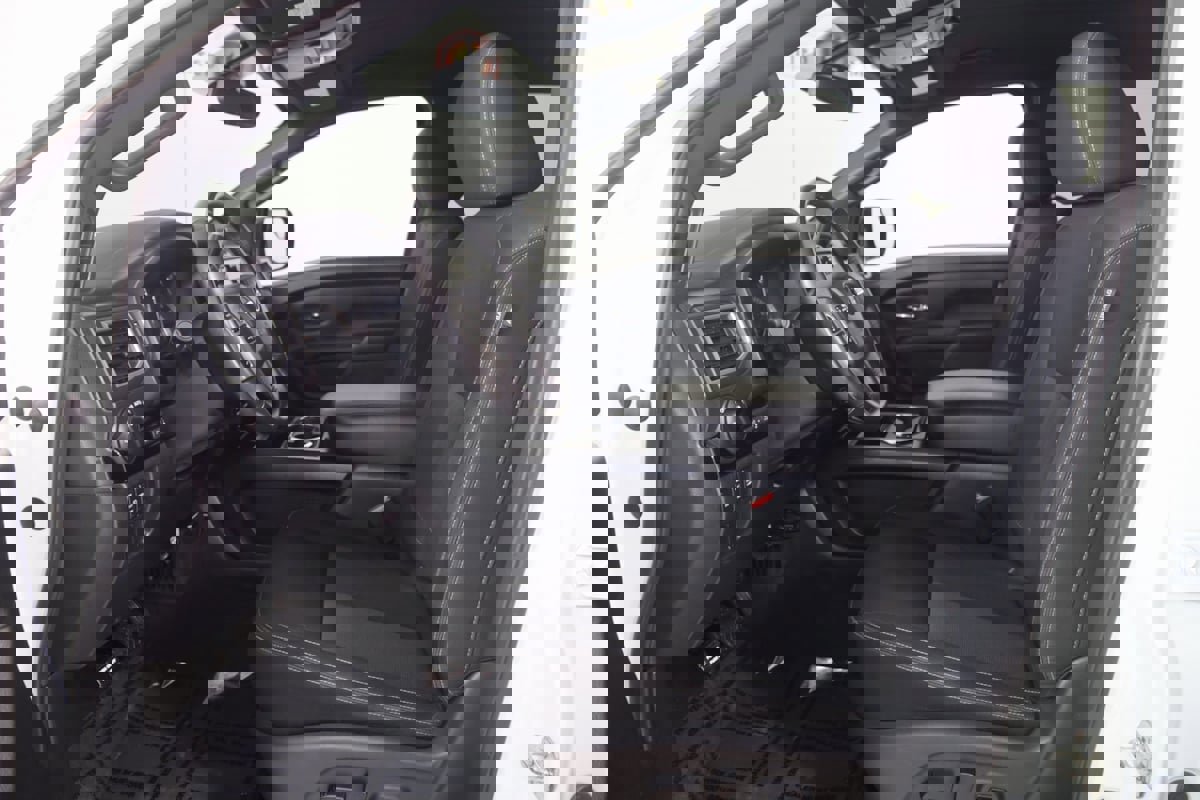 Used 2019 Nissan Titan SV w/ SV Convenience Package image 11