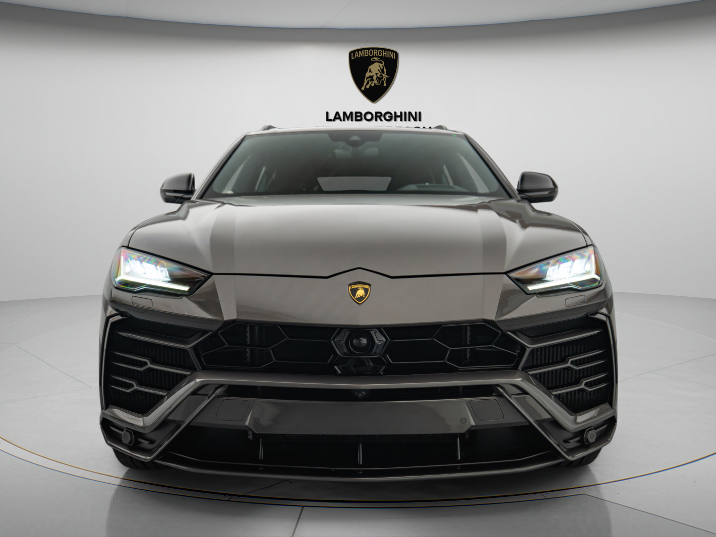 Used 2022 Lamborghini Urus AWD/4WD image 2