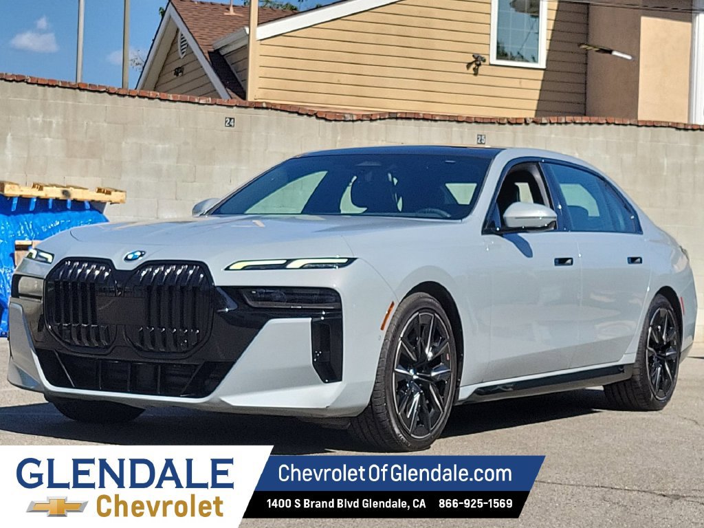 Used 2023 BMW 740i w/ Parking Assistance Package RWD image 7