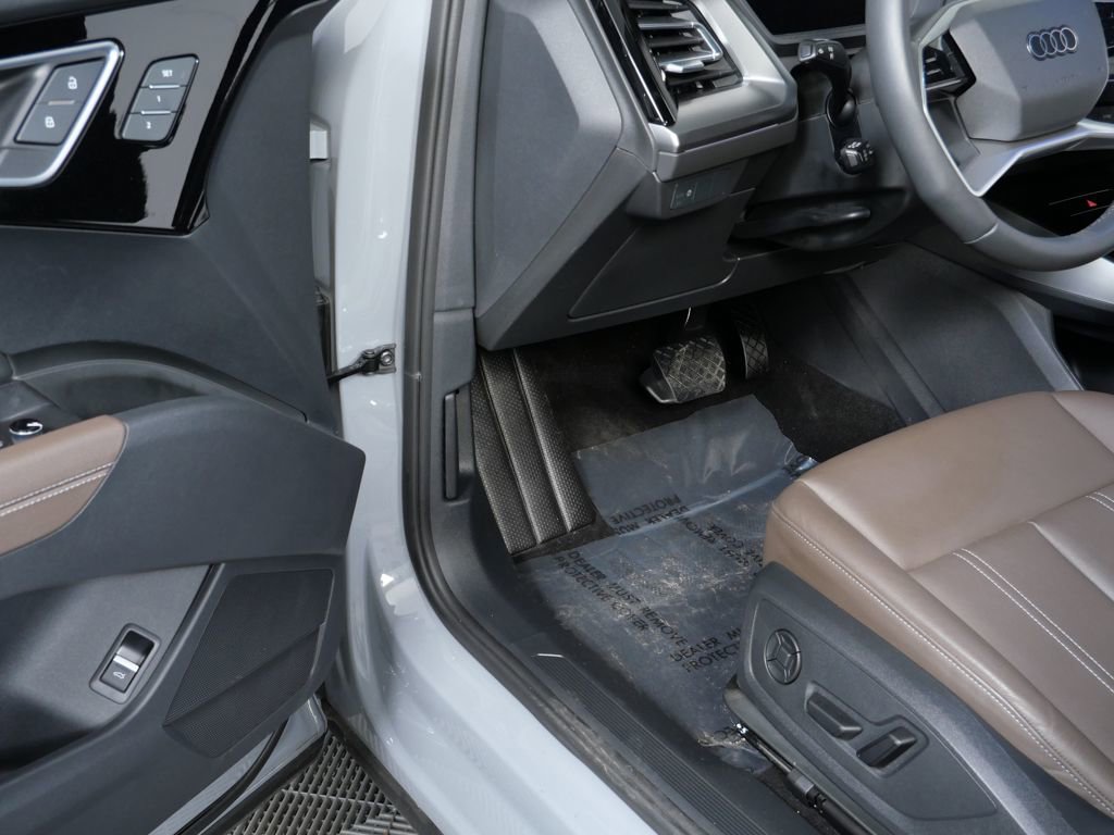 Used 2025 Audi Q4 e-tron Premium Plus w/ Premium Plus image 7