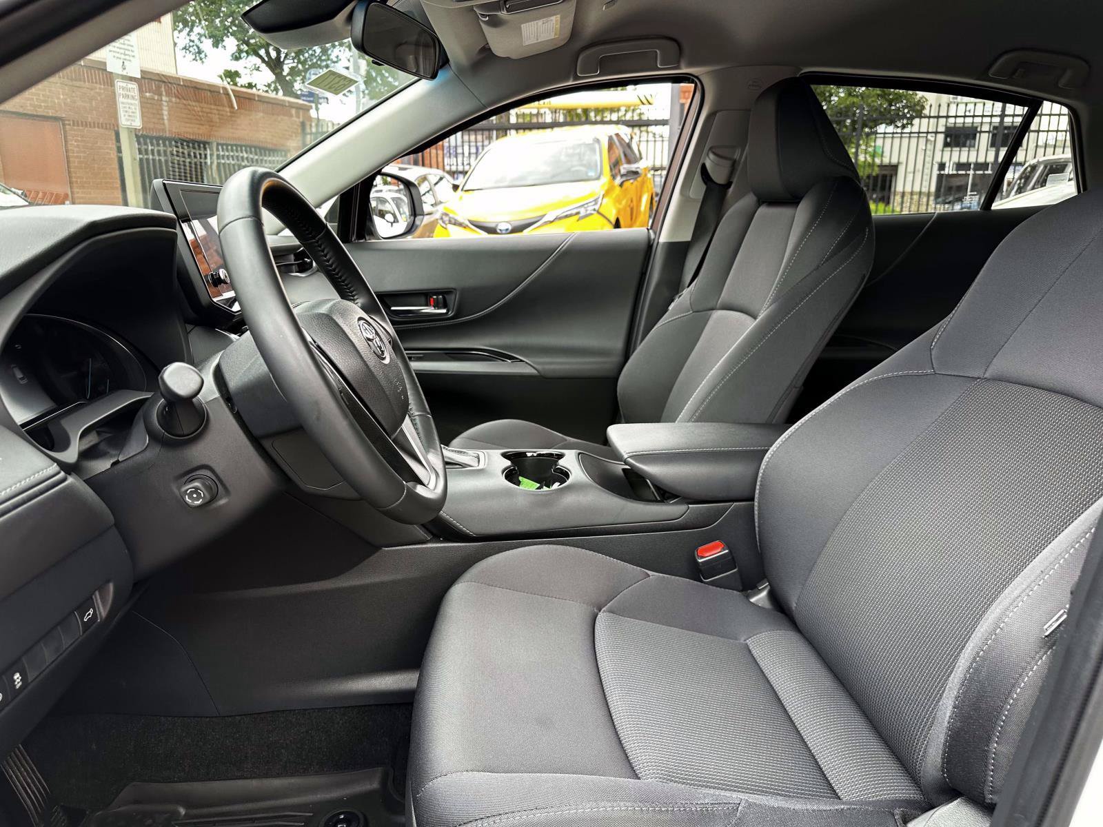 Used 2023 Toyota Venza LE AWD/4WD image 14