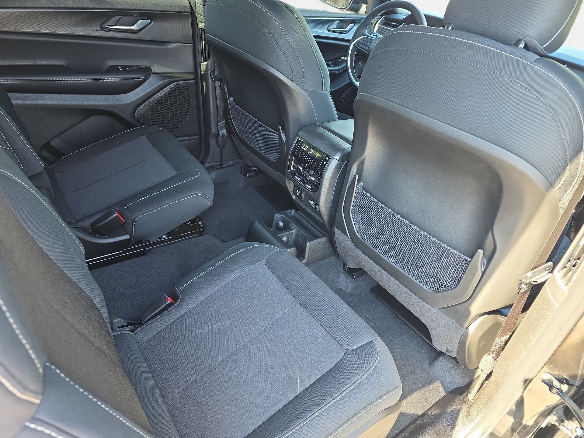 Used 2025 Jeep Grand Cherokee L Laredo w/ Luxury Tech Group I AWD/4WD image 11