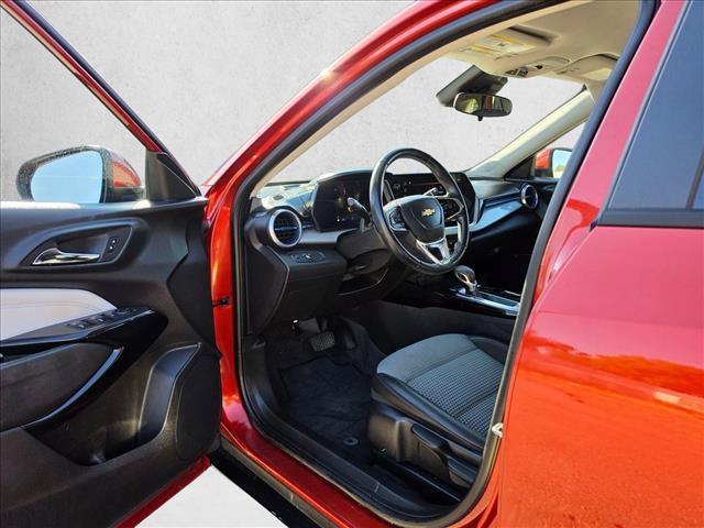 Used 2024 Chevrolet Trax LT w/ LT Convenience Package FWD image 21