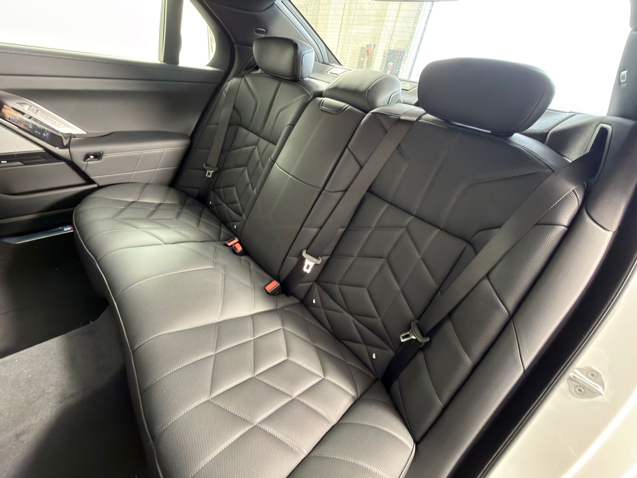 Used 2026 BMW 750e xDrive w/ Premium Package AWD/4WD image 31