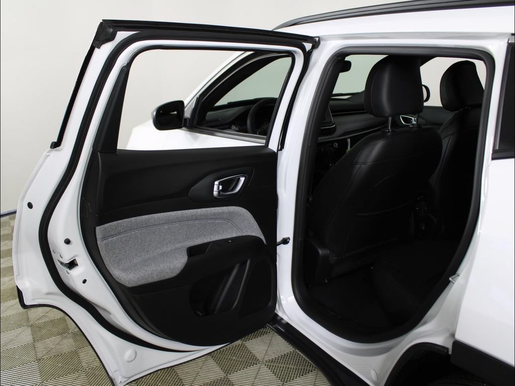 New 2025 Jeep Compass Latitude AWD/4WD image 26