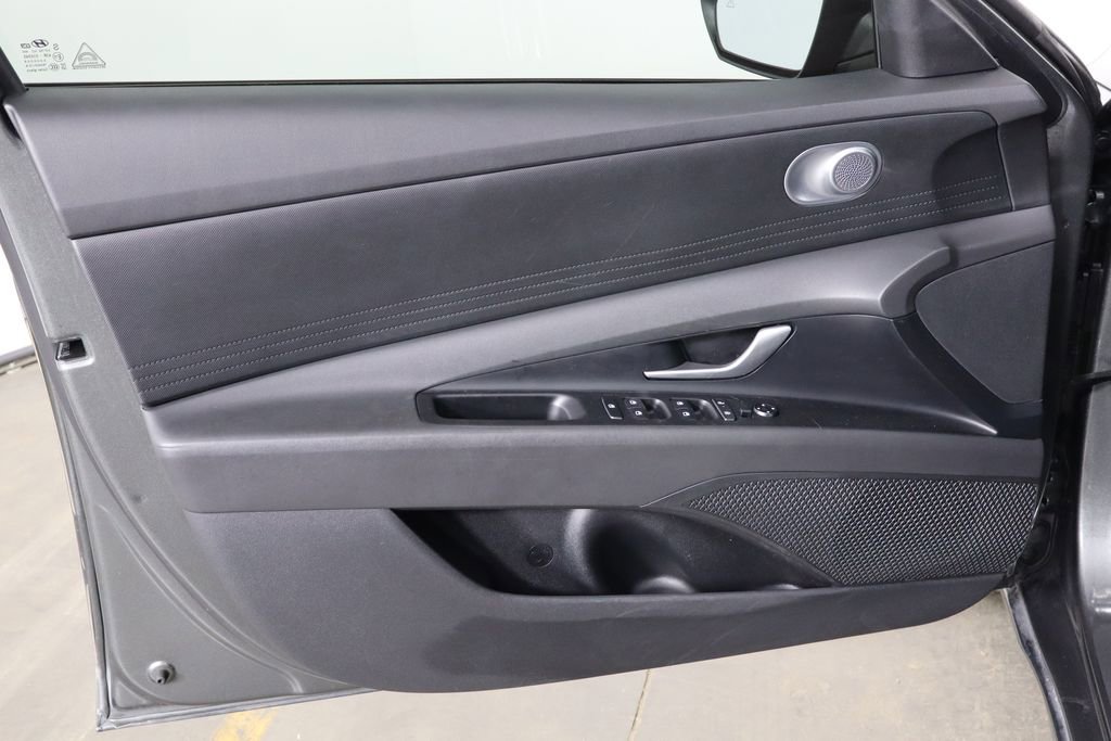 Used 2025 Hyundai Elantra SE FWD image 19