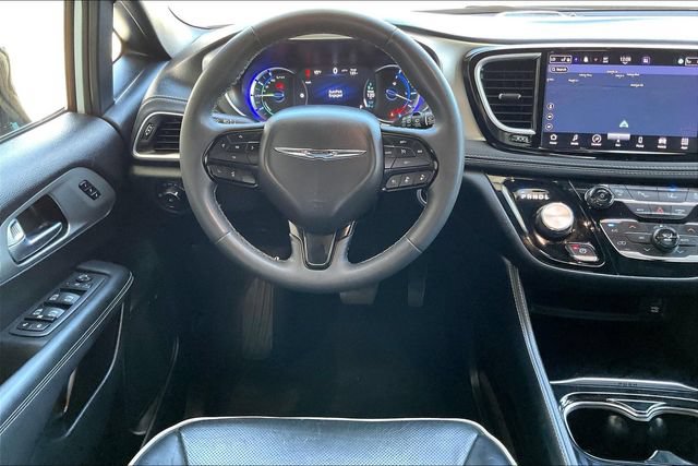 Used 2023 Chrysler Pacifica Limited w/ Uconnect Theater Family Group FWD image 4