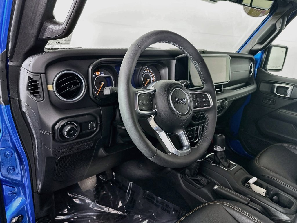 Used 2025 Jeep Wrangler Unlimited Sahara AWD/4WD image 14