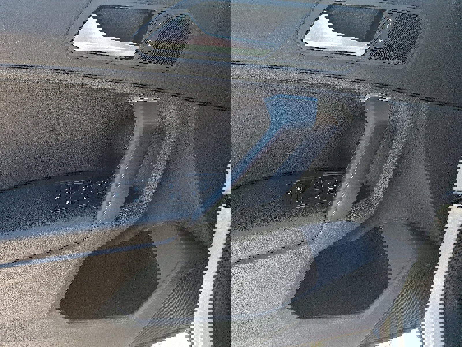 Used 2021 Volkswagen Tiguan SE R-Line image 12