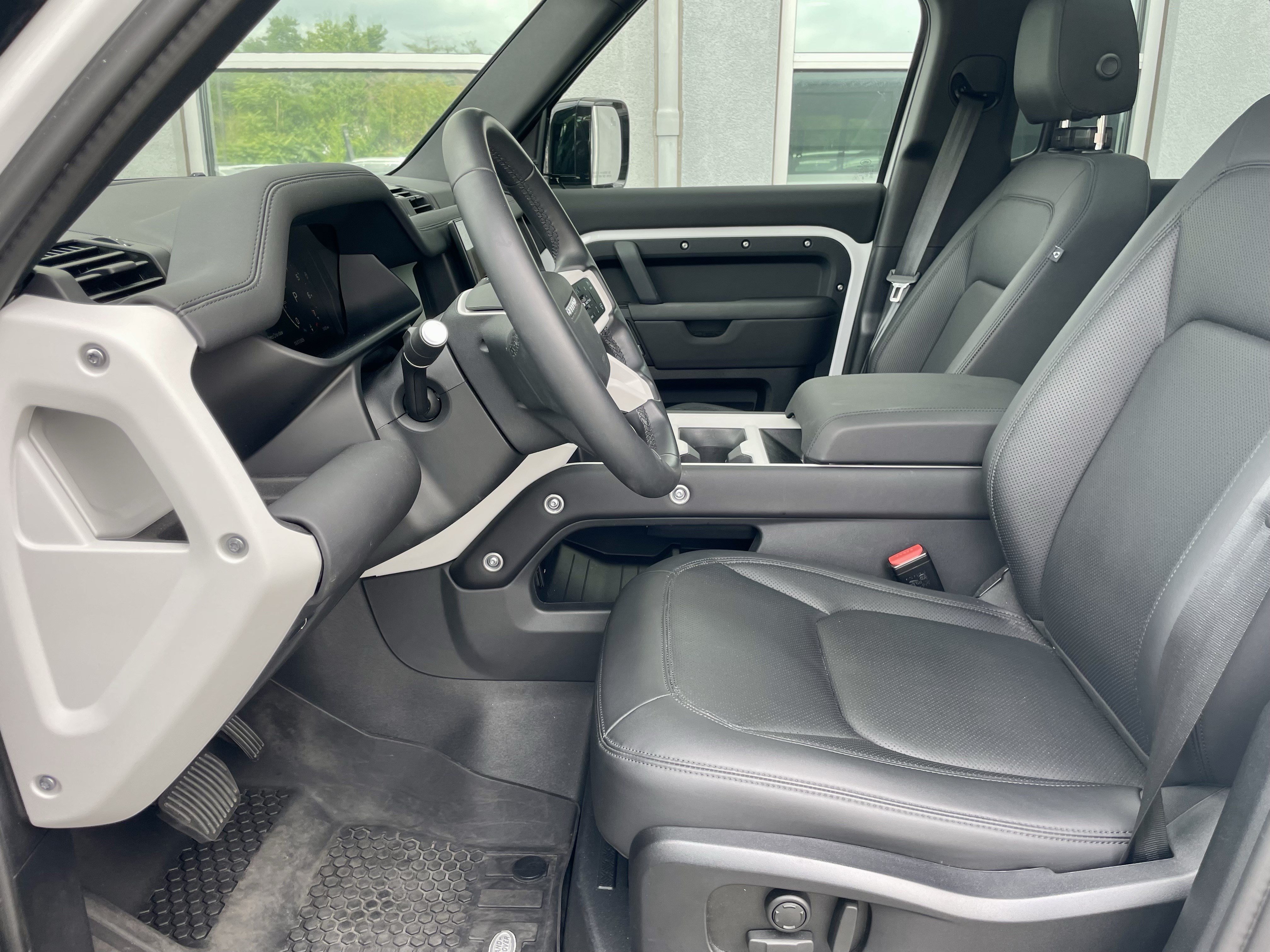 Certified 2025 Land Rover Defender 110 X-Dynamic SE AWD/4WD image 14