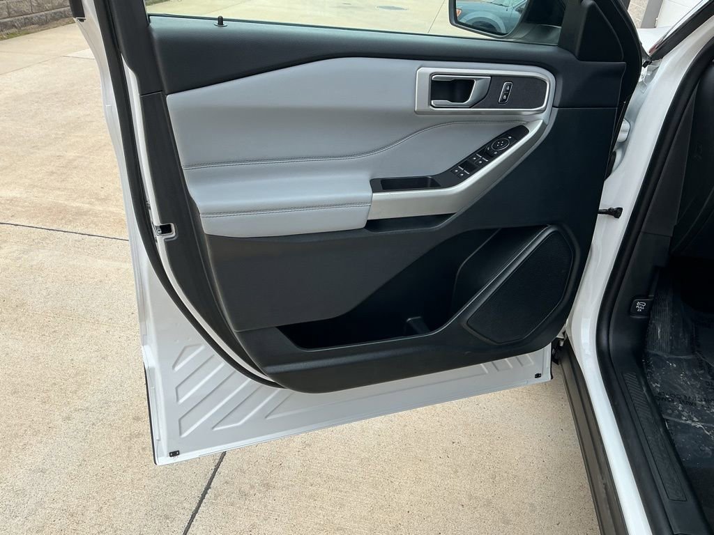 Used 2023 Ford Explorer XLT w/ Equipment Group 202A image 8