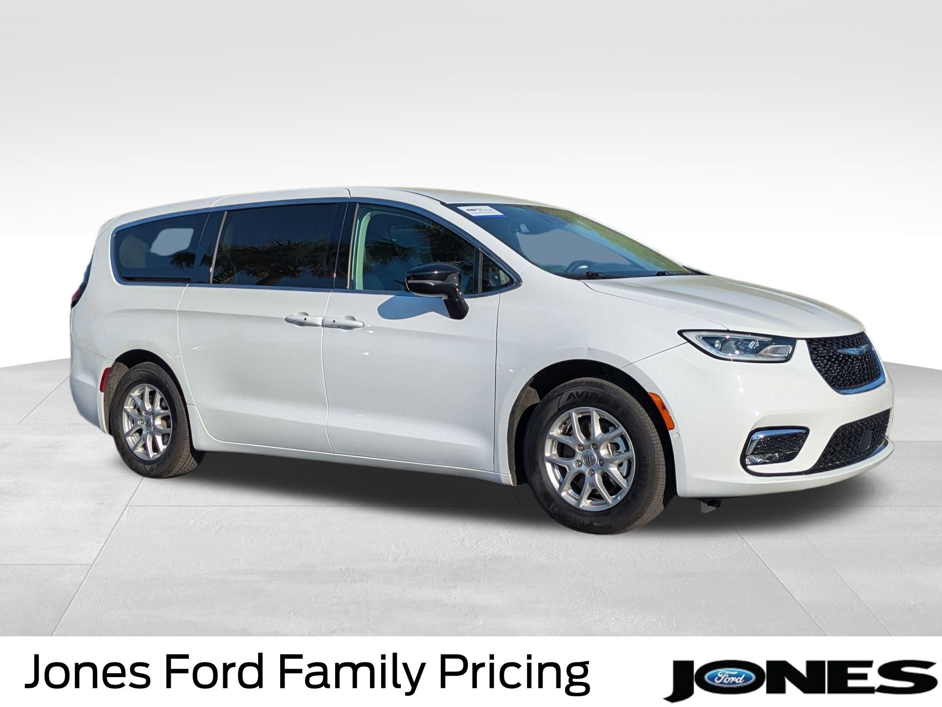 Used 2024 Chrysler Pacifica Touring-L image 3