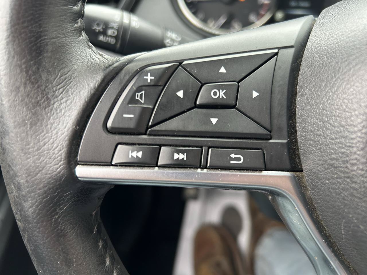 Used 2017 Nissan Rogue SV AWD/4WD image 18
