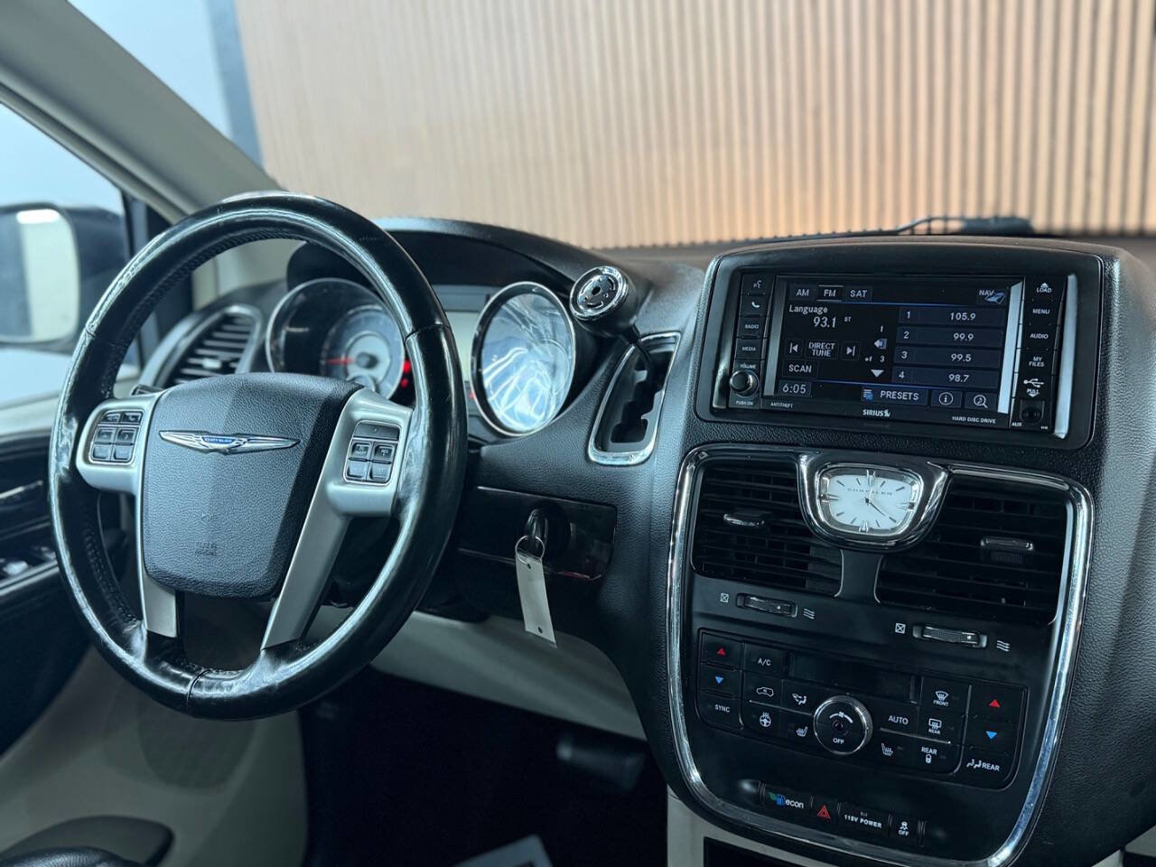 Used 2015 Chrysler Town & Country Touring w/ Driver Convenience Group FWD image 5