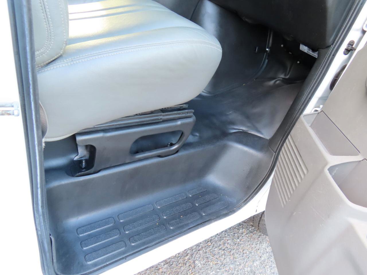 Used 2018 Chevrolet Express 3500 w/ Driver Convenience Package RWD image 11