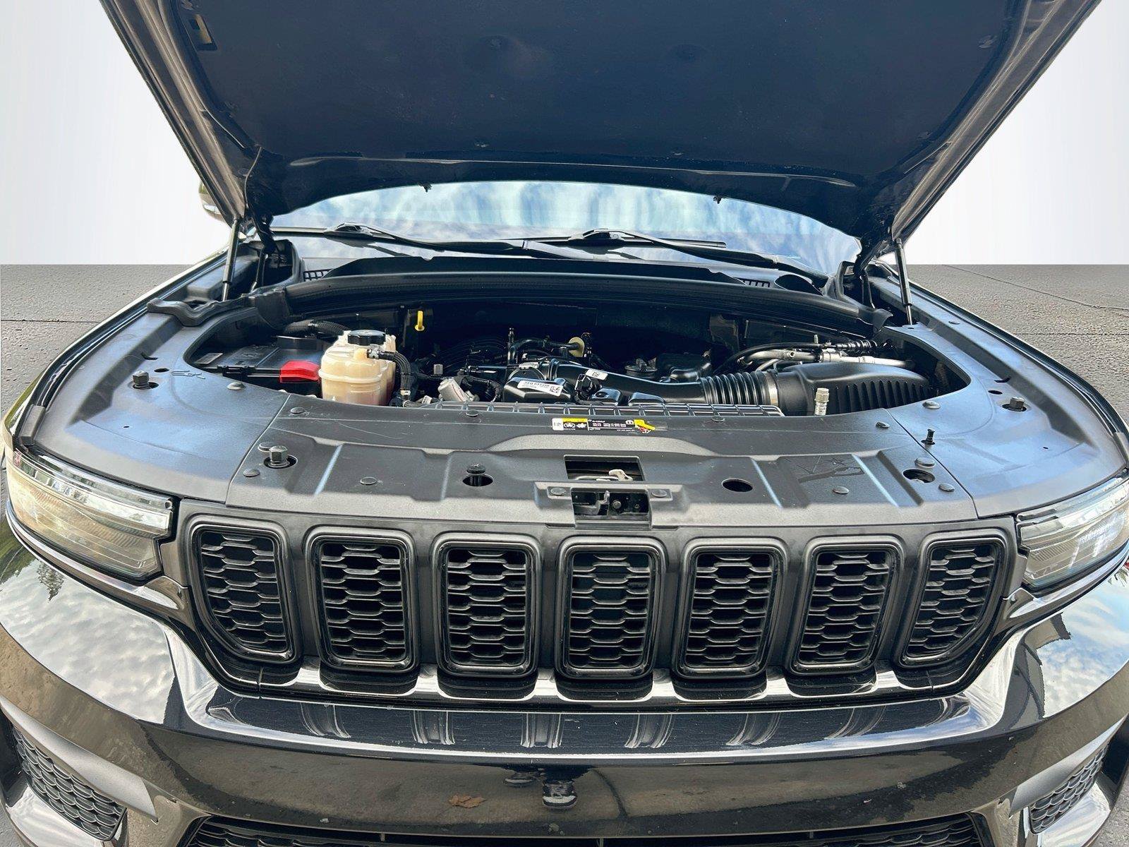 Used 2023 Jeep Grand Cherokee Altitude AWD/4WD image 10