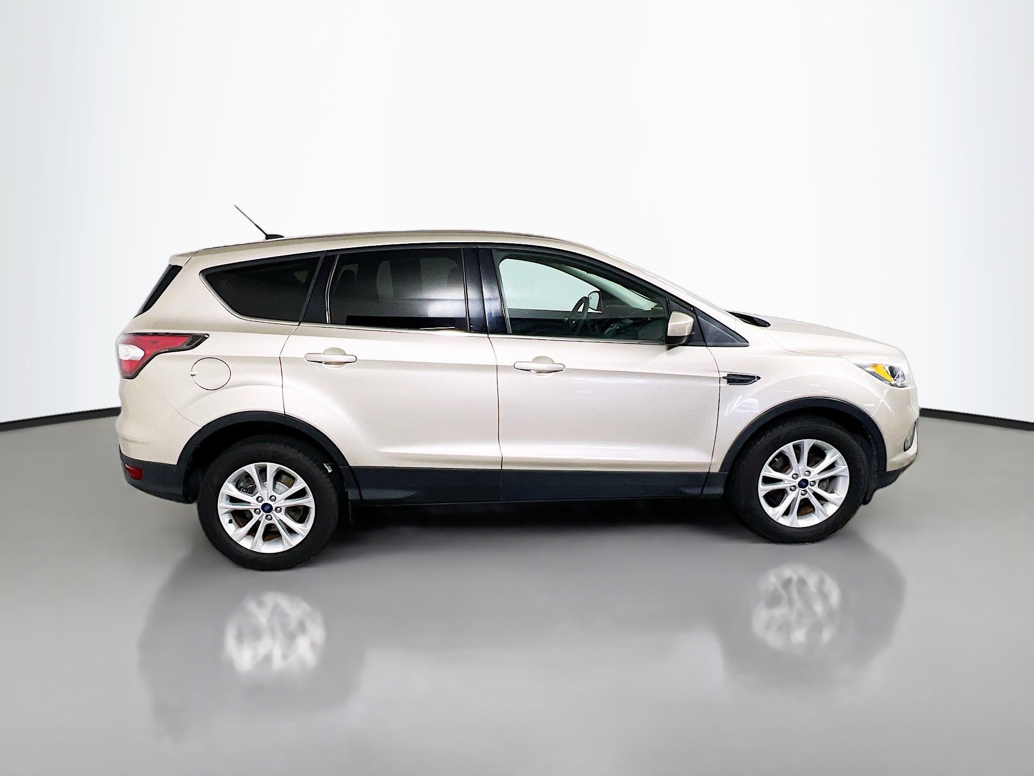 Used 2017 Ford Escape SE FWD image 3