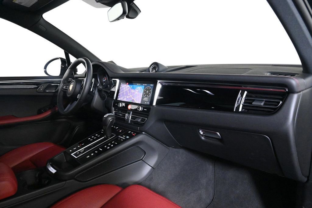 Certified 2025 Porsche Macan Turbo image 17