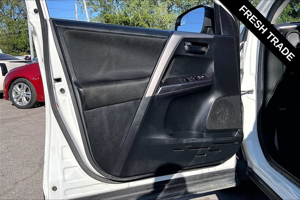 Used 2018 Toyota RAV4 LE AWD/4WD image 20