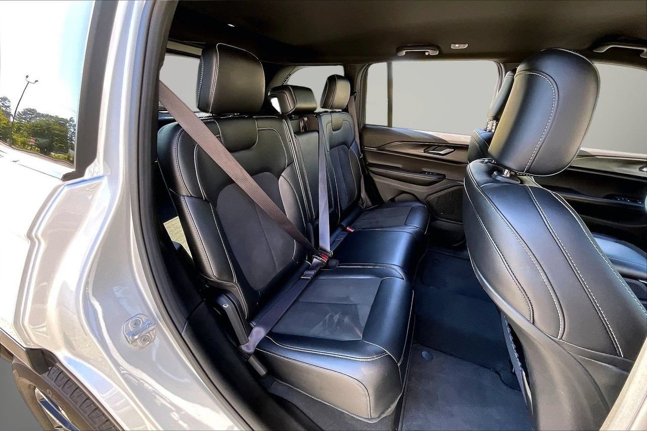 Certified 2025 Jeep Grand Cherokee Altitude AWD/4WD image 23