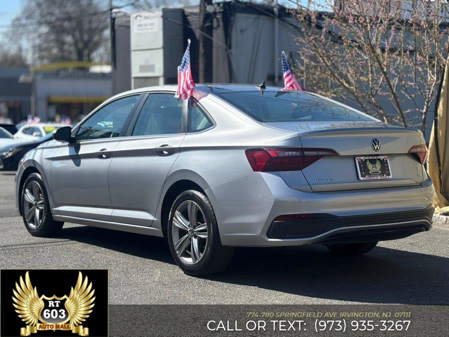 Used 2024 Volkswagen Jetta SE image 4