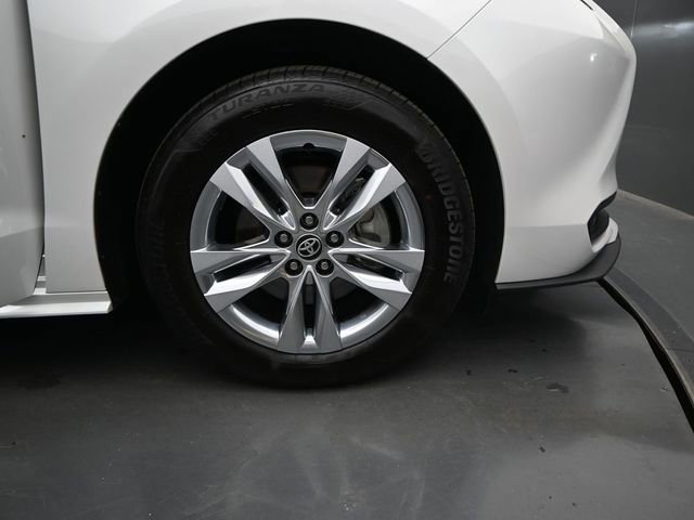 Used 2025 Toyota Sienna XLE w/ XLE Plus Package image 18