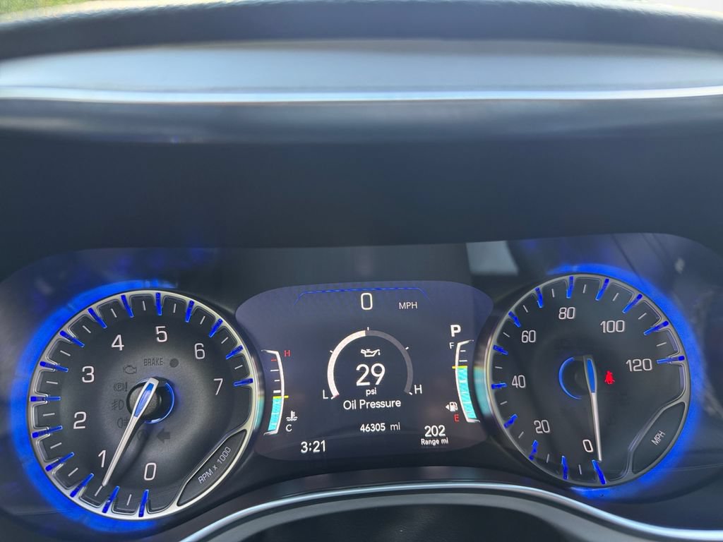 Used 2025 Chrysler Pacifica Limited FWD image 16