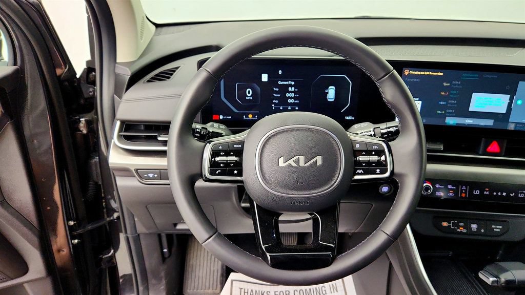 Used 2025 Kia Carnival SX w/ SX Dark Edition Package FWD image 10