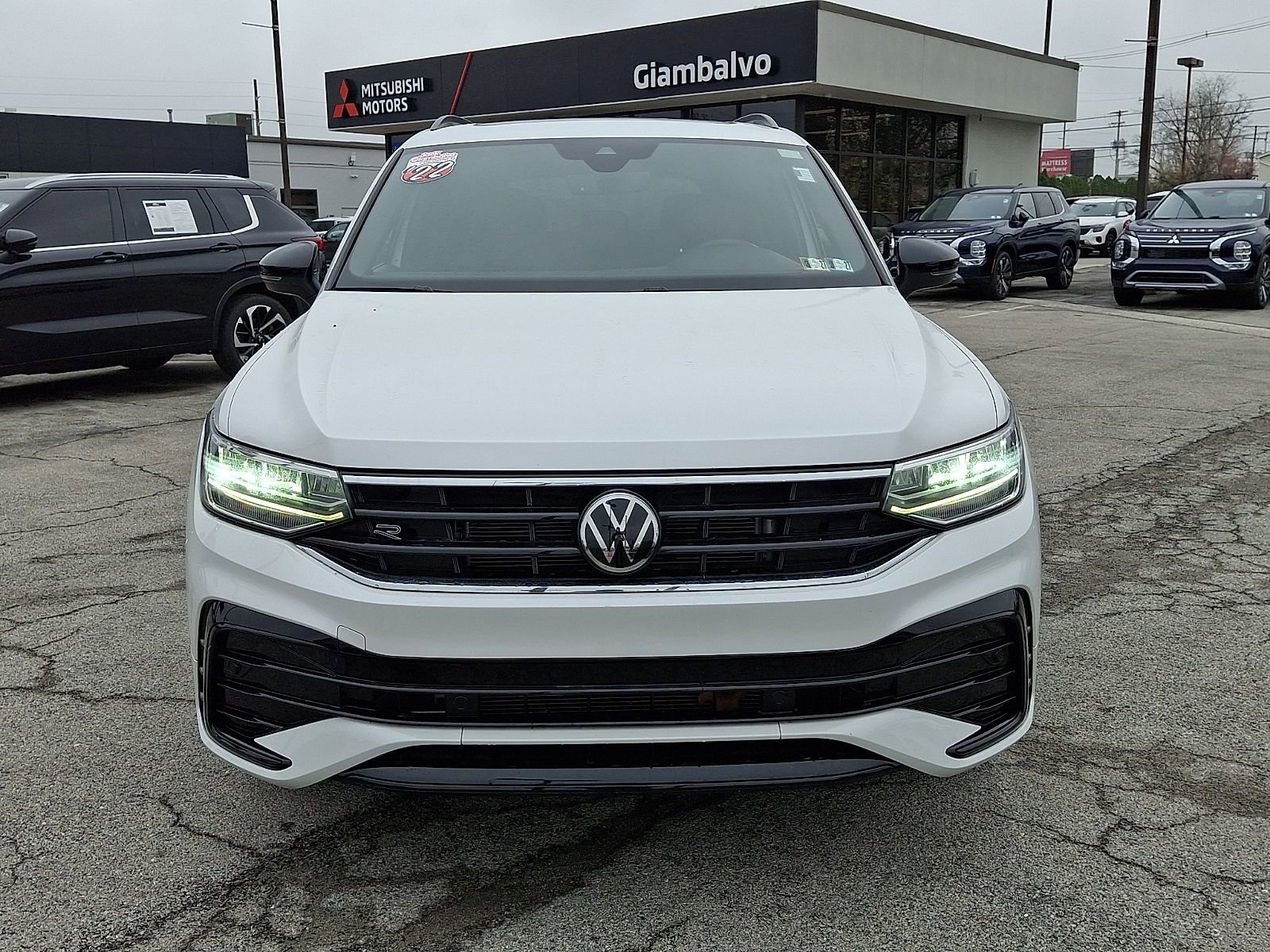 Used 2022 Volkswagen Tiguan SE R-Line image 2