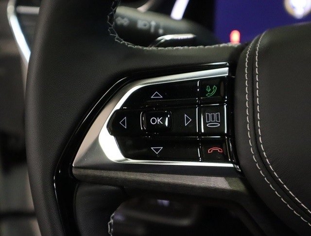 New 2023 Jeep Grand Cherokee Overland AWD/4WD image 7