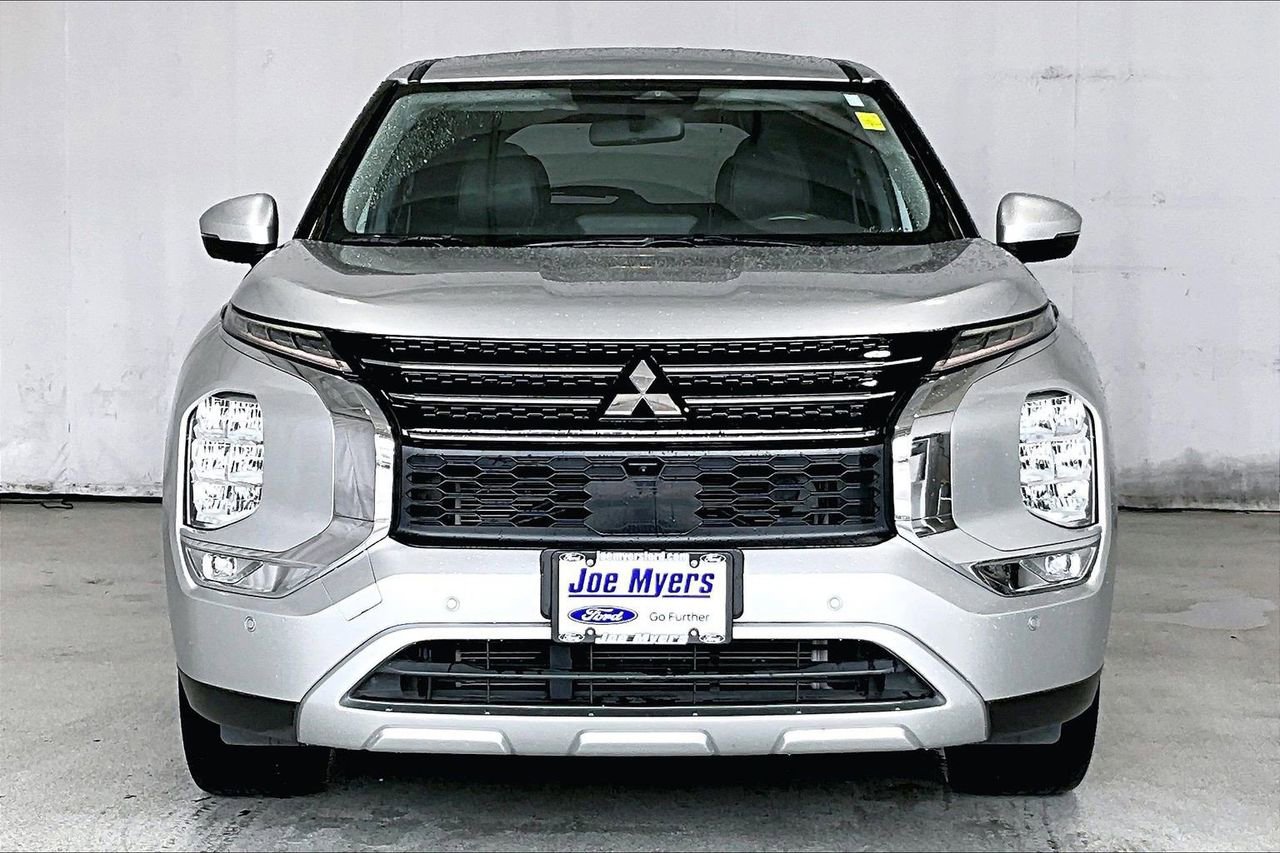 Used 2023 Mitsubishi Outlander SE image 2