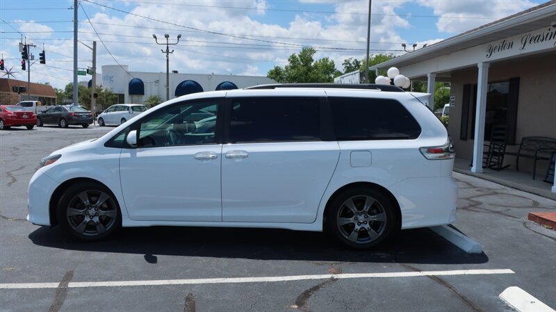 Used 2017 Toyota Sienna SE Premium FWD image 11