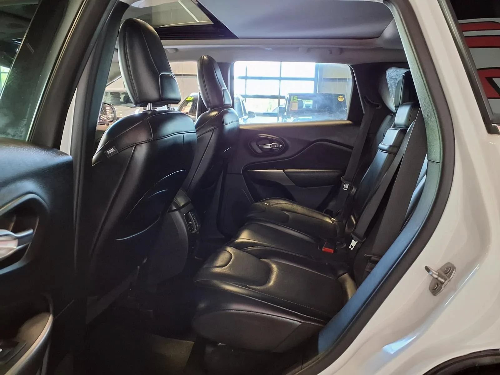 Used 2019 Jeep Cherokee Limited w/ Luxury Group AWD/4WD image 14