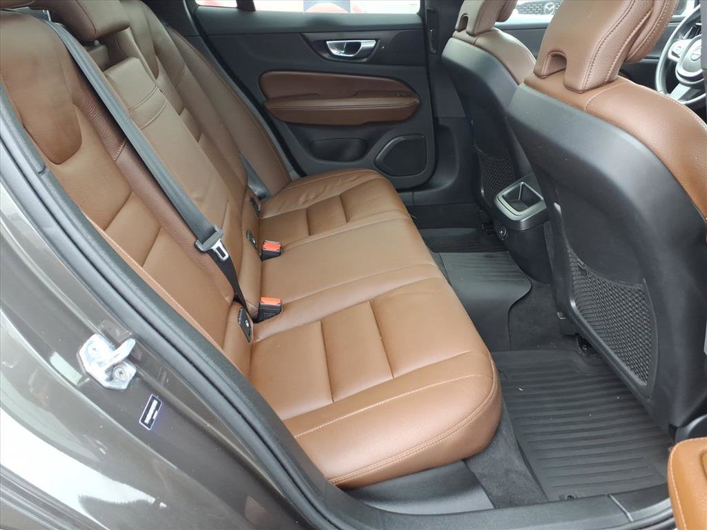Used 2021 Volvo V60 T5 Cross Country image 13