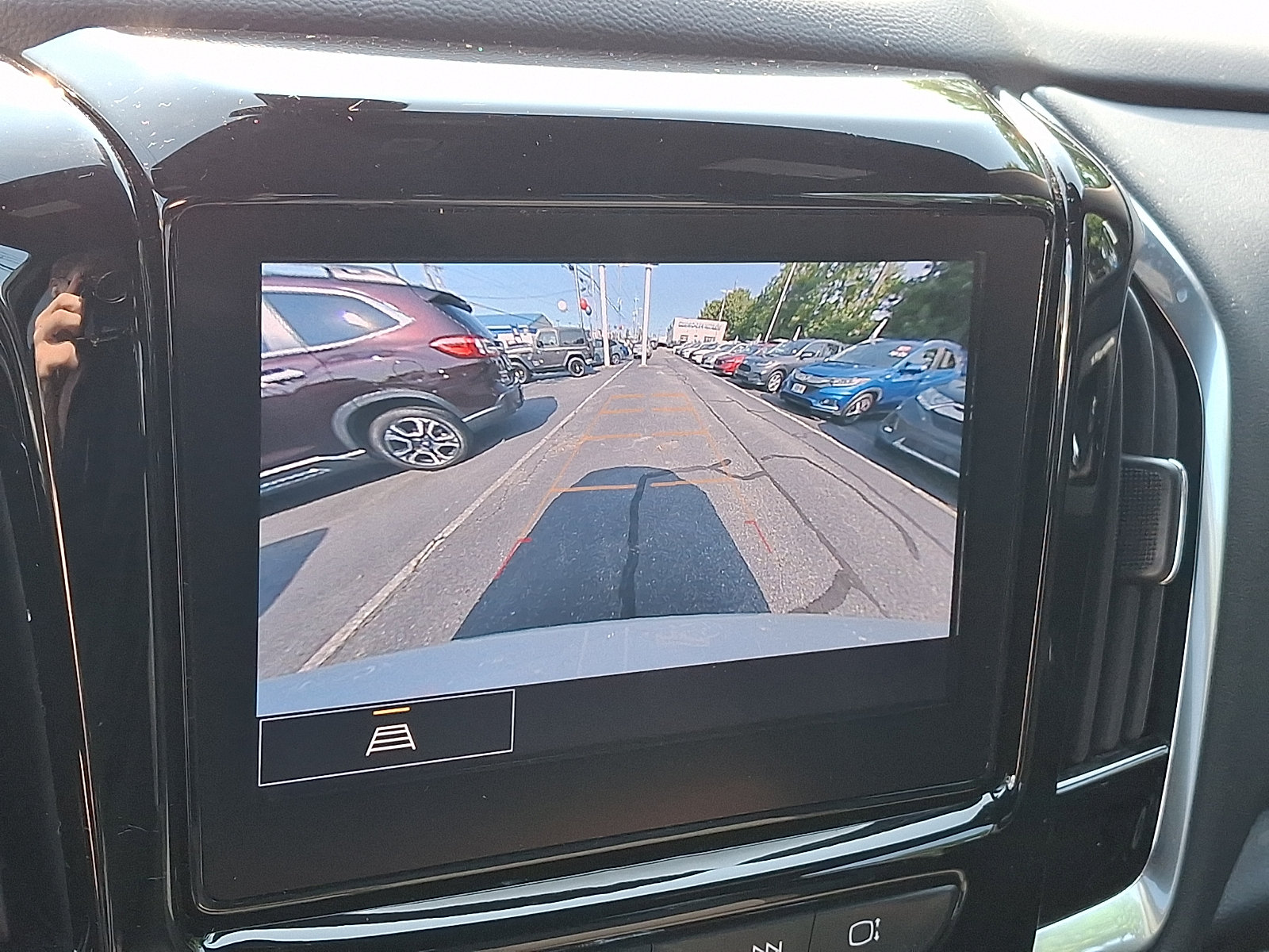 Used 2022 Chevrolet Traverse LT FWD image 16