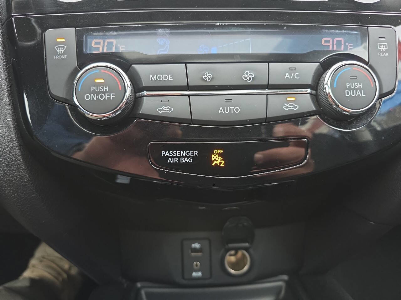 Used 2015 Nissan Rogue SV w/ SV Moonroof Package image 17