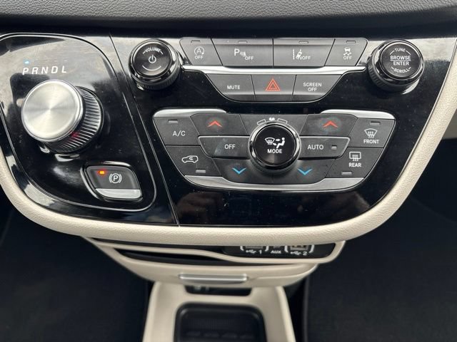 Used 2024 Chrysler Pacifica Touring-L FWD image 25